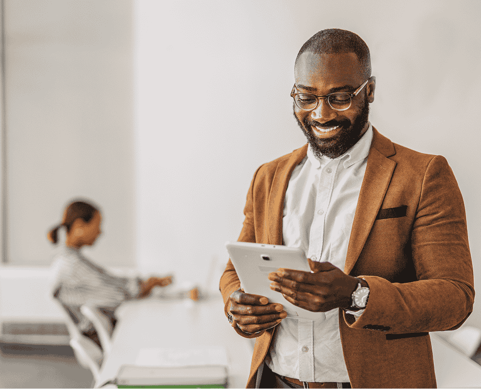 Man in sportjacket reADING BLOG (1)